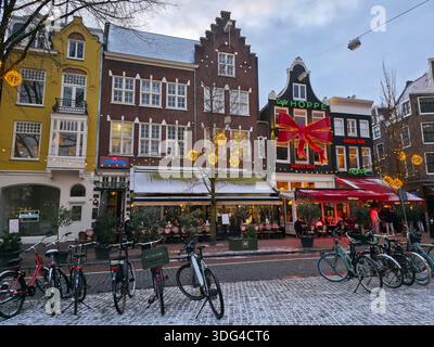 AMSTERDAM, NIEDERLANDE - 10. JANUAR 2026: Schöner Blick auf den Spui-Platz im Zentrum von Amsterdam im Winter, leicht verstaubt mit Schnee Stockfoto