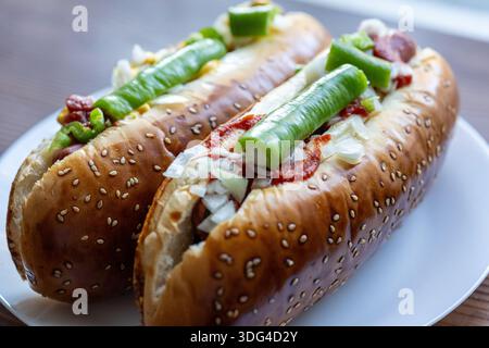 Nahaufnahme einer gegrillten traditionellen italienischen Wurst mit sichtbaren Kräutern und Fenchelsamen Stockfoto