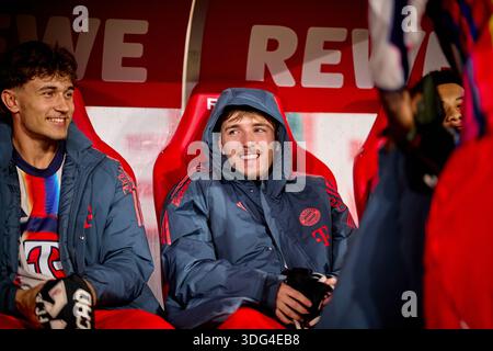 KÖLN, DEUTSCHLAND - 14. Januar 2026: Tom Bischof, Lennart Karl, 1. Bundesliga-Fußball-Spiel 1. FC Köln gegen FC Bayern München. Im Rhein Energie Stadion Stockfoto
