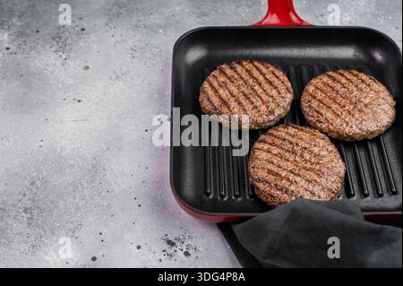 Gekochte Fleischpastete aus Rindfleisch und Lamm in einer Grillpfanne. Heller Steinhintergrund mit Kopierraum für Lebensmitteldesign Stockfoto
