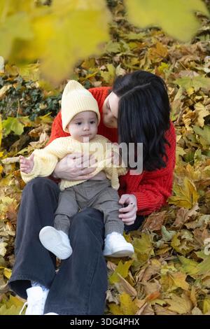 Mutter und Baby im Herbst gehen Stockfoto