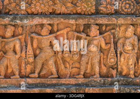 Nahaufnahme von Männern, die Güter mit Jochen transportieren: Terrakotta-Schnitzerei im alten Kantaji aka Kantajew hindu-Tempel, Kantanagar, Dinajpur, Bangladesch Stockfoto