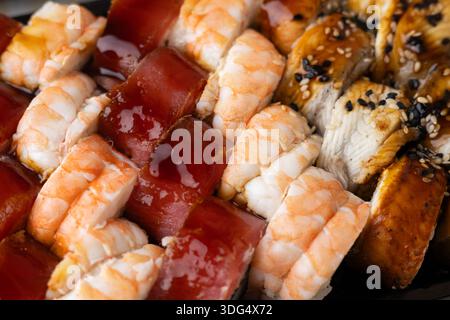 Sushi-Teller mit frischem Lachs. Stockfoto