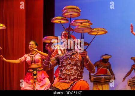 Traditionelle Kandyan Tanzvorstellung in Kandy, Sri Lanka Stockfoto