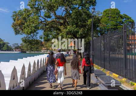 Leute Schlendern Entlang Der Lake Kandy Promenade, Sri Lanka Stockfoto