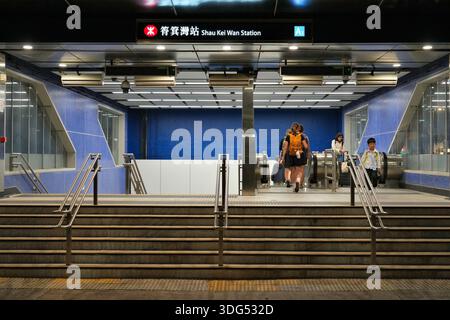 HONGKONG, CHINA - 16. NOVEMBER 2025: Die Menschen betreten die Shau Kei Wan Station auf der Hong Kong MTR-Schnellbahn Island Line. Stockfoto