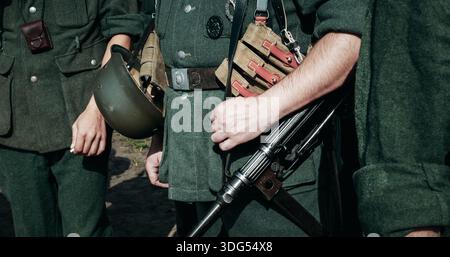 Reenactor verkleidet als deutscher Wehrmacht-Infanterie-Soldat im Zweiten Weltkrieg mit Submachine Gun MP 40. Deutsche Soldatenuniform. Deutsches Soldatenkostüm Stockfoto