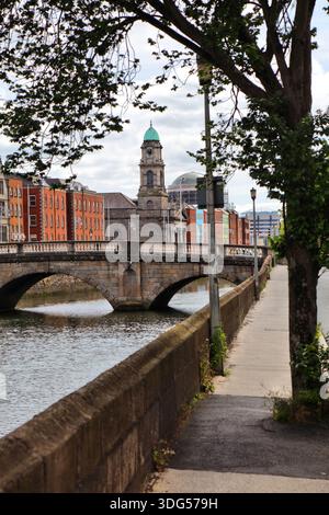 St. Paul's Church, römisch-katholisches Wahrzeichen in Dublin, Irland. Blick auf die Northside von Dublin mit Mellows Bridge am Fluss Liffey. Stockfoto
