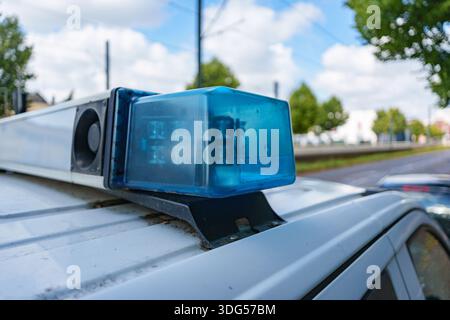 Blaues Notfahrzeug-Sirene auf einer Stadtstraße in Düsseldorf Stockfoto