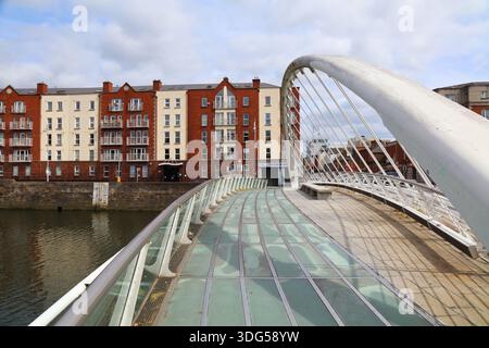 DUBLIN, IRLAND – 5. JULI 2024: James Joyce Bridge über den Fluss Liffey in Dublin, Irland. Er wurde von Santiago Calatrava entworfen. Stockfoto