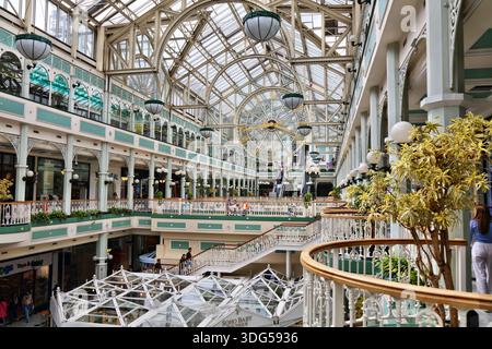 DUBLIN, IRLAND - 5. JULI 2024: Besucher besuchen das berühmte historische Stephen's Green Shopping Centre im Zentrum von Dublin, Irland. Stockfoto