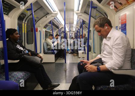 LONDON, Großbritannien - 9. JULI 2024: Passagiere fahren mit der Londoner U-Bahn. Die Londoner U-Bahn ist mit 1,1 Milliarden an das 11. Frequentierteste U-Bahn-System weltweit Stockfoto