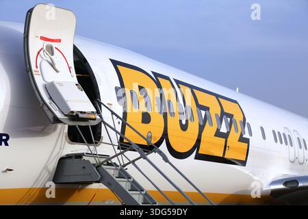 AGADIR, MAROKKO - 13. FEBRUAR 2022: Offene Tür der Boeing 737 Max von Ryanair Buzz Airline am Flughafen Agadir in Marokko. Agadir ist ein wichtiges internationales Unternehmen Stockfoto