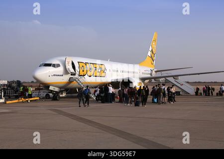 AGADIR, MAROKKO - 13. FEBRUAR 2022: Passagiere steigen am Flughafen Agadir in Marokko an Bord der Boeing 737 Max von Ryanair Buzz. Agadir ist ein großer internati Stockfoto