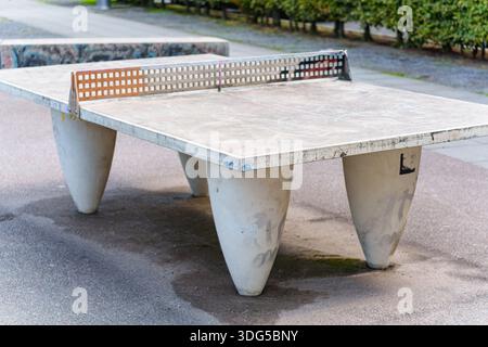 Ein Tischtennistisch aus Beton im Freien mit Metallnetz in einem öffentlichen Park in Düsseldorf Stockfoto