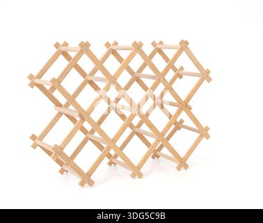 Leeres erweiterbares Weinregal aus Holz isoliert auf weißem Hintergrund Stockfoto