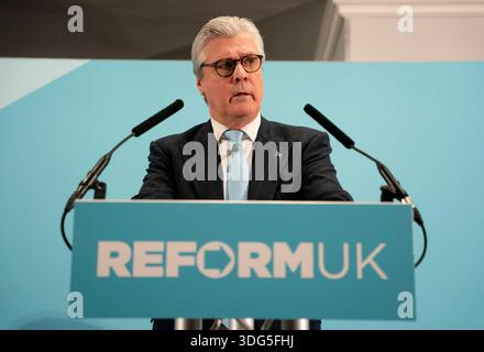 Kirkcaldy, Fife, Schottland, Großbritannien. Januar 2026. Nigel Farage, Chef der Reform UK, gibt Malcolm Offord auf einer Pressekonferenz heute im Dean Park Hotel in Kirkcaldy als schottischen Führer der Reform UK bekannt. Iain Masterton/Alamy Live News Stockfoto