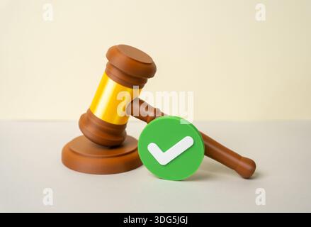 Ein positives Gerichtsurteil. Ein gutes Ergebnis des Prozesses. Gerechtigkeit diente dem Konzept, dem juristischen Sieg und der Erleichterung. Vertrauen in die Justiz, Fairness und Su Stockfoto