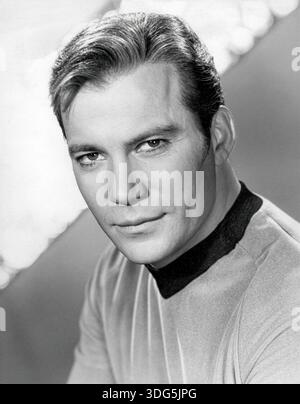 In dieser Schwarzweiß-Werbung der 1960er Jahre wird William Shatner als Captain James T. Kirk aus der ursprünglichen Star Trek-Fernsehserie dargestellt. Er wird in seiner legendären goldenen Sternenflottenuniform dargestellt und blickt mit einem selbstbewussten Ausdruck direkt in die Kamera. Das Bild fängt das Wesen der beliebten Science-Fiction-Figur während des ersten Auftritts der Show ein. Stockfoto