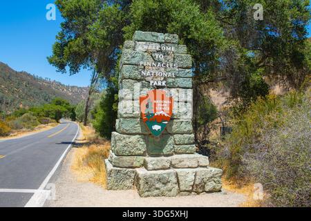 Eintrittsschild zum Pinnacles-Nationalpark. Dieser Nationalpark liegt östlich des Salinas Valley im San Benito County, Zentralkalifornien, CA, USA. Stockfoto