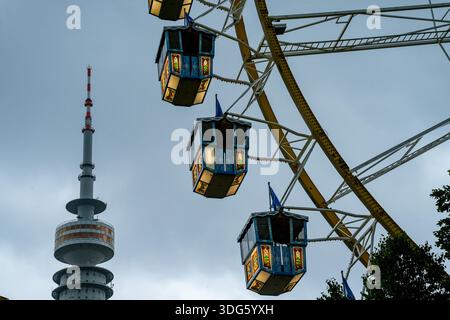 Sommerfest im Olympiapark München. Regnerischer Tag mit dunklen Wolken Stockfoto