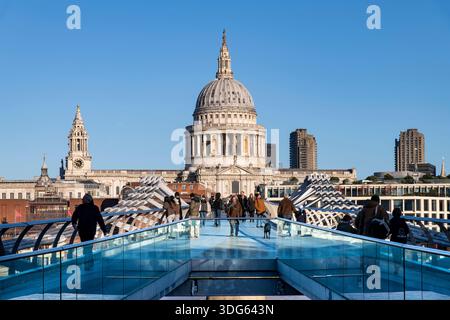London, UK-29. November 2025; Millennium Bridge Stahlsteg mit Fußgängern, die die Themse von Tate Modern bis zur hellen Sonne überqueren Stockfoto