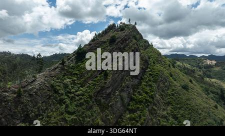 Ein üppiger, grüner Berggipfel unter einem Himmel voller dramatischer Wolken. Kolumbien Stockfoto