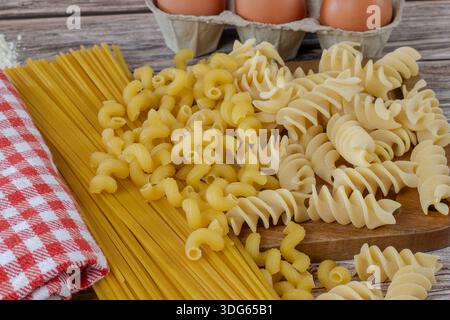 Rohe Pasta auf einem Holzbrett Stockfoto