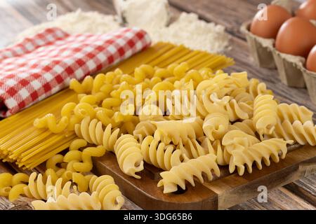 Rohe Pasta auf einem Holzbrett Stockfoto