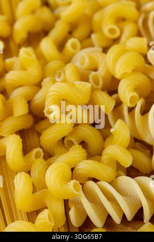 Rohe Pasta auf einem Holzbrett Stockfoto