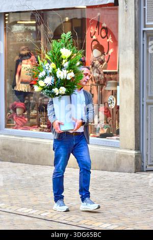 Mann mit einer großen Vase weißer Blumen von Florist - Tours, Indre-et-Loire (37), Frankreich. Stockfoto