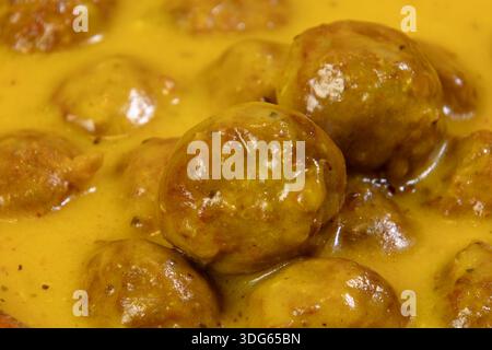 Curry Schweinefleischbällchen in einer cremigen Sauce Stockfoto