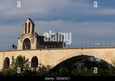 Blick auf die Pont d'Avignon in Südfrankreich Stockfoto
