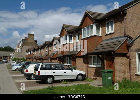 Häuser mit geparkten Autos, Charlton. - Greenwich - London, Vereinigtes Königreich : Mai 2022 Stockfoto