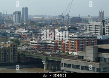 Cannon St Eisenbahnbrücke mit Southwark dahinter. - City of London, Vereinigtes Königreich : Mai 2022 Stockfoto