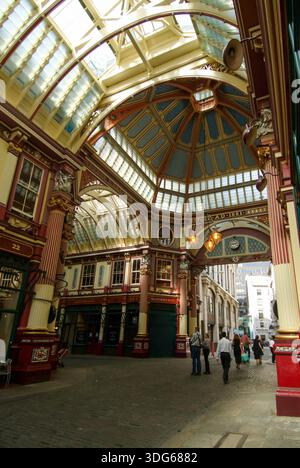Der Leadenhall Market ist ein überdachter Markt in London, England, der sich an der Gracechurch Street befindet. Er ist einer der ältesten Märkte in London, datiert aus dem 14. Jahrhundert Stockfoto