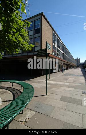 Wegweiser zum Stadtzentrum von Stevenage. - Stevenage, Vereinigtes Königreich : Mai 2022 Stockfoto