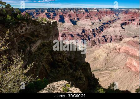Majestätische Schluchtlandschaft mit geschichteten roten und braunen Felsformationen unter blauem Himmel. USA Stockfoto