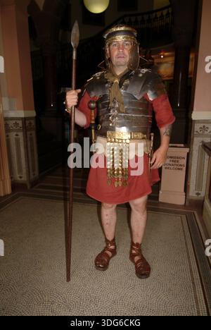 Mann als römischer Soldat gekleidet im Deva Museum Chester. - Chester - England, Vereinigtes Königreich : Mai 2022 Stockfoto