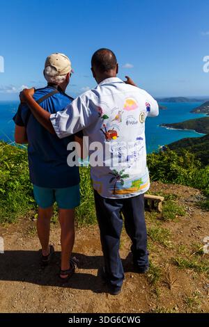Ein ortskundiger Reiseleiter zeigt einem Touristen die verschiedenen Inseln in Tortola, Britischen Jungferninseln, Karibik im Dezember Stockfoto