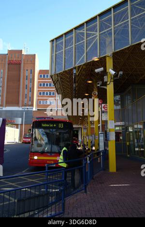 Uxbridge Busbahnhof, London Borough of Hillingdon. - Hillingdon, Vereinigtes Königreich : Mai 2022 Stockfoto