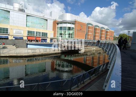 Reading, Oracle Einkaufszentrum mit Brücke über den Fluss Kennet, Berkshire, England, im Themental. - Reading - England, Vereinigtes Königreich : Mai 202 Stockfoto