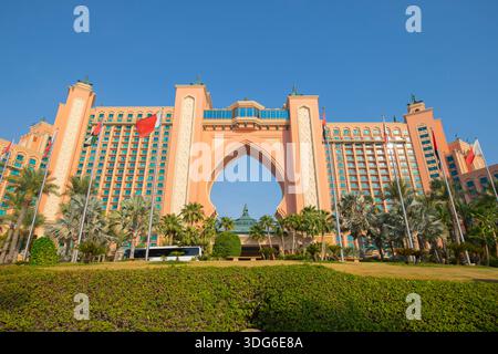 Atlantis The Palm Hotel auf dem äußeren Halbmond des Palm Jumeirah. Palm Jumeirah ist eine Inselgruppe künstlicher Inseln am Persischen Golf in Jumeirah, Stockfoto