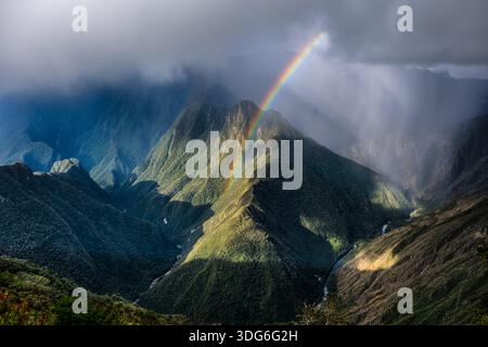 Regenbogen über den Anden Stockfoto