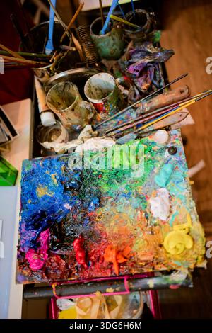 Farbenfrohe Malpalette mit Pinseln und verschiedenen leuchtenden Farben, die ordentlich angeordnet sind. Shanghai, China Stockfoto