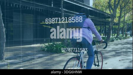 Radfahrer in violetten Hoodie-Jeans auf befestigten Wegen, mit rotem Rennrad und HUD, Kopierraum Stockfoto