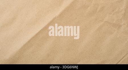 Die Textur von zerknittertem Handwerkspapier Stockfoto