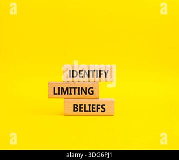 Symbol für einschränkende Überzeugungen. Das Konzeptwort identifiziert einschränkende Überzeugungen von Holzblöcken. Schöner gelber Hintergrund. Business and Limiting Überzeugungen Konzept. Stockfoto