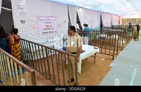Mumbai, Indien. Januar 2026. MUMBAI, INDIEN – 15. JANUAR: Abgeschiedener Blick auf den Polling-Stand während der BMC-Wahl in Byculla am 15. Januar 2025 in Mumbai, Indien. (Foto: Anshuman Poyrekar/Hindustan Times/SIPA USA) Credit: SIPA USA/Alamy Live News Stockfoto