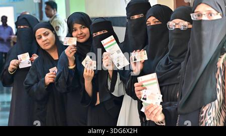 Mumbai, Indien. Januar 2026. MUMBAI, INDIEN - 15. JANUAR: Die Wähler zeigen ihren Personalausweis, bevor sie ihre Stimme abgeben, während der BMC-Wahl am 15. Januar 2025 in Mumbai, Indien. (Foto: Anshuman Poyrekar/Hindustan Times/SIPA USA) Credit: SIPA USA/Alamy Live News Stockfoto